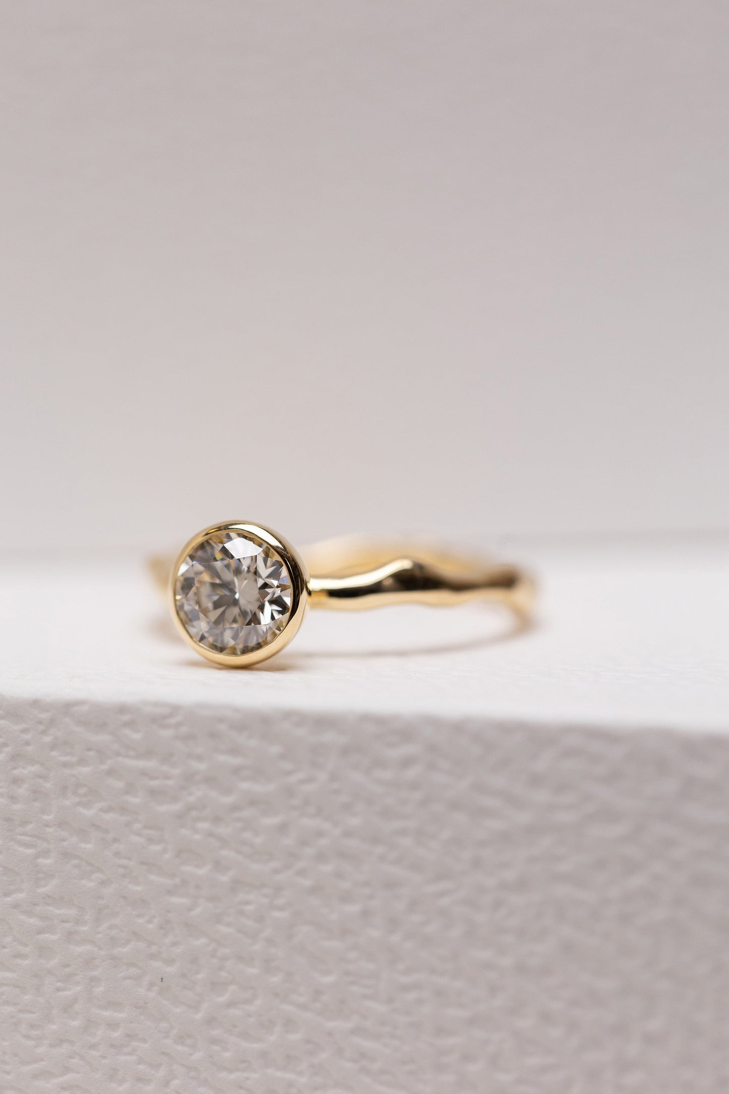 0.92ct Round Brilliant Diamond, 18KYG, with Bezel