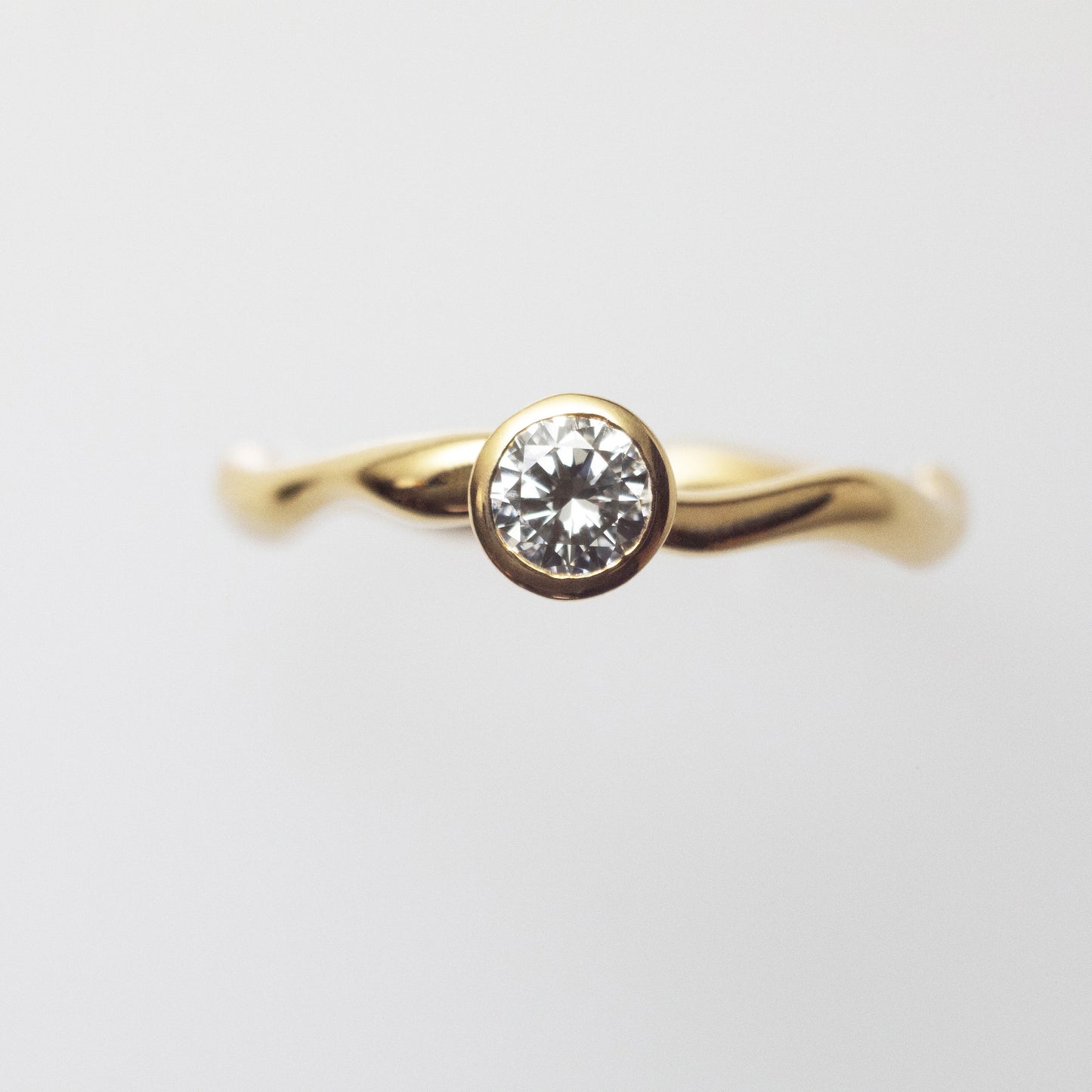 0.1ct  Round Brilliant, 18KYG, with Bezel